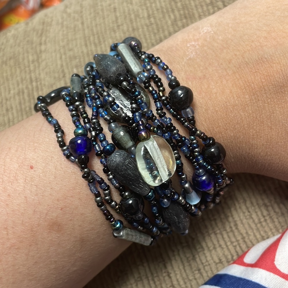 NWOT Blue beaded bracelet